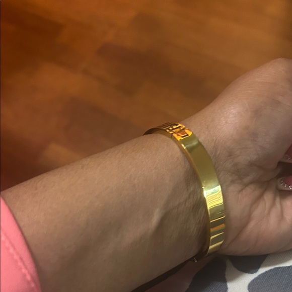 Solid & Sturdy Gold toned Designer inspired Bracelet - Picture 5 of 7